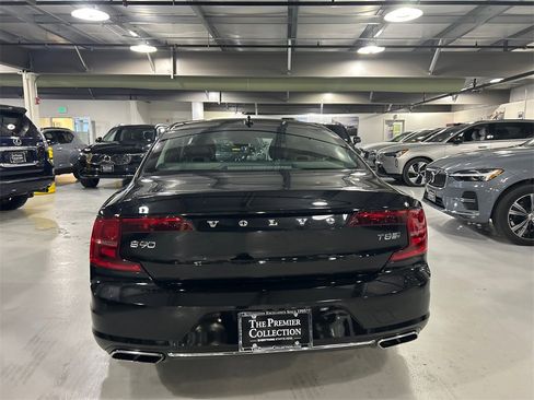Used 2018 Volvo S90 T8 Inscription w/ Convenience Package image 3