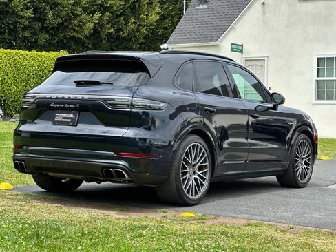 Certified 2022 Porsche Cayenne Turbo S AWD/4WD image 8