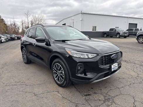 Used 2025 Ford Escape Base w/ Class II Trailer Tow Package image 22