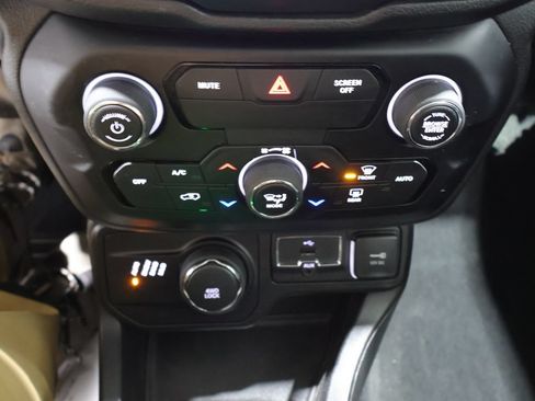 Used 2019 Jeep Renegade Latitude w/ Cold Weather Group AWD/4WD image 27