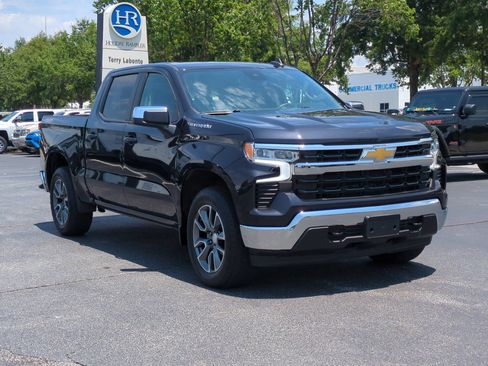 Used 2023 Chevrolet Silverado 1500 LT AWD/4WD image 2