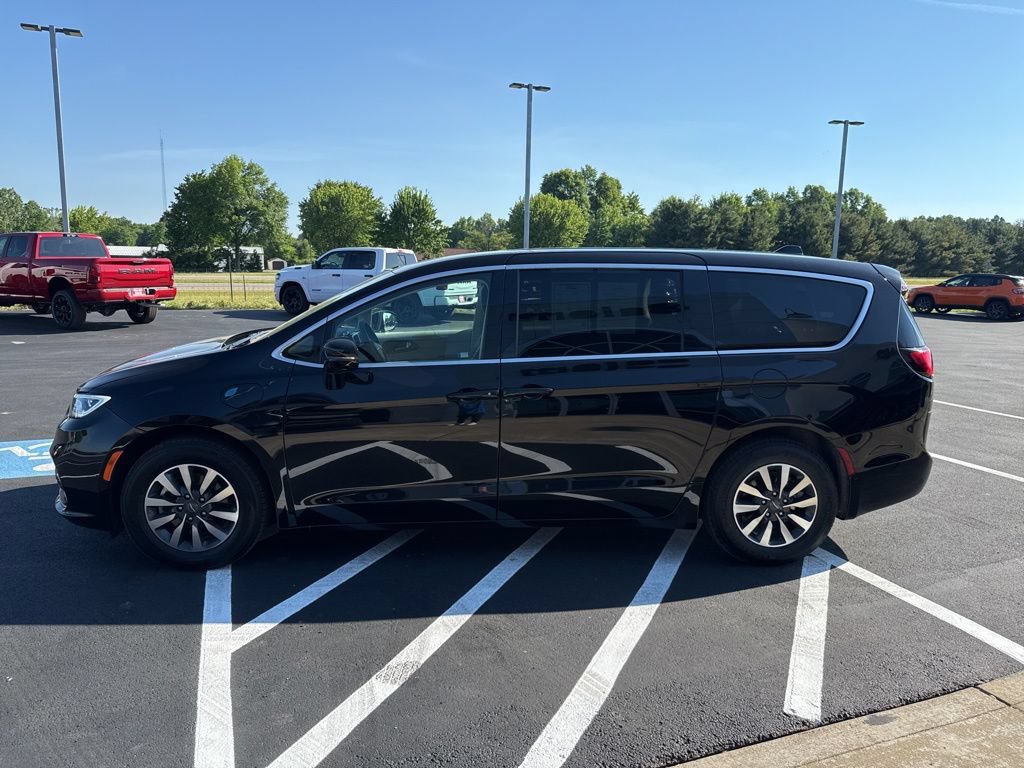 Used 2024 Chrysler Pacifica Limited FWD image 5