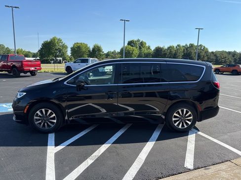 Used 2024 Chrysler Pacifica Limited FWD image 5