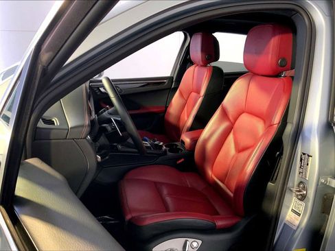 Certified 2023 Porsche Macan image 5