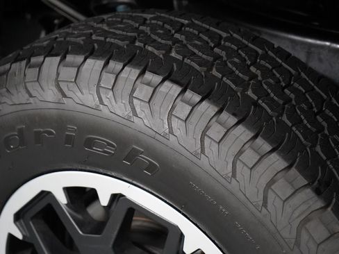 Used 2025 Toyota Tacoma TRD Off-Road AWD/4WD image 36