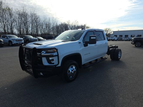Used 2023 Chevrolet Silverado 3500 LT w/ Convenience Package image 4