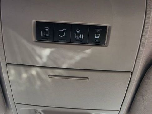 Used 2012 Chrysler Town & Country Touring-L w/ Entertainment Group #2 FWD image 21