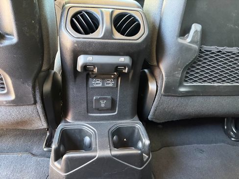 Used 2025 Jeep Wrangler Unlimited Rubicon AWD/4WD image 29