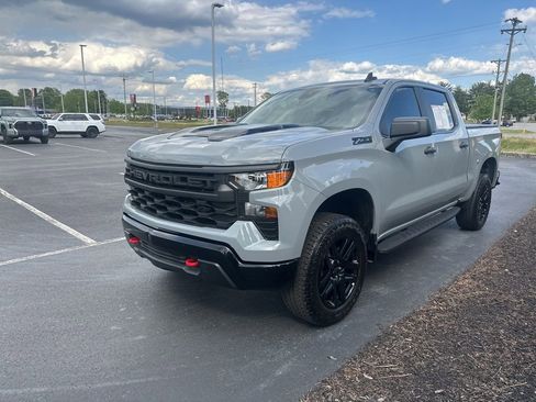 Used 2025 Chevrolet Silverado 1500 Custom Trail Boss w/ LPO, Dark Essentials Package AWD/4WD image 4