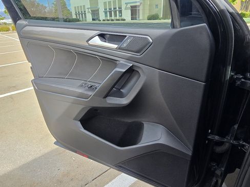 Used 2023 Volkswagen Tiguan SE w/ Panoramic Sunroof Package FWD image 18