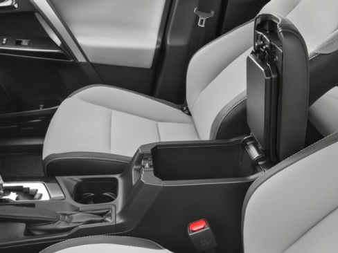 Used 2018 Toyota RAV4 SE image 15