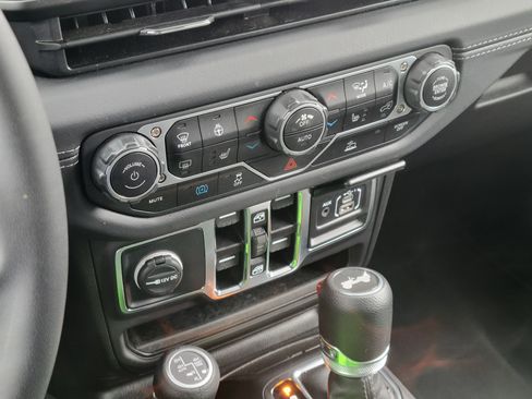 Used 2025 Jeep Wrangler Unlimited Sahara AWD/4WD image 14