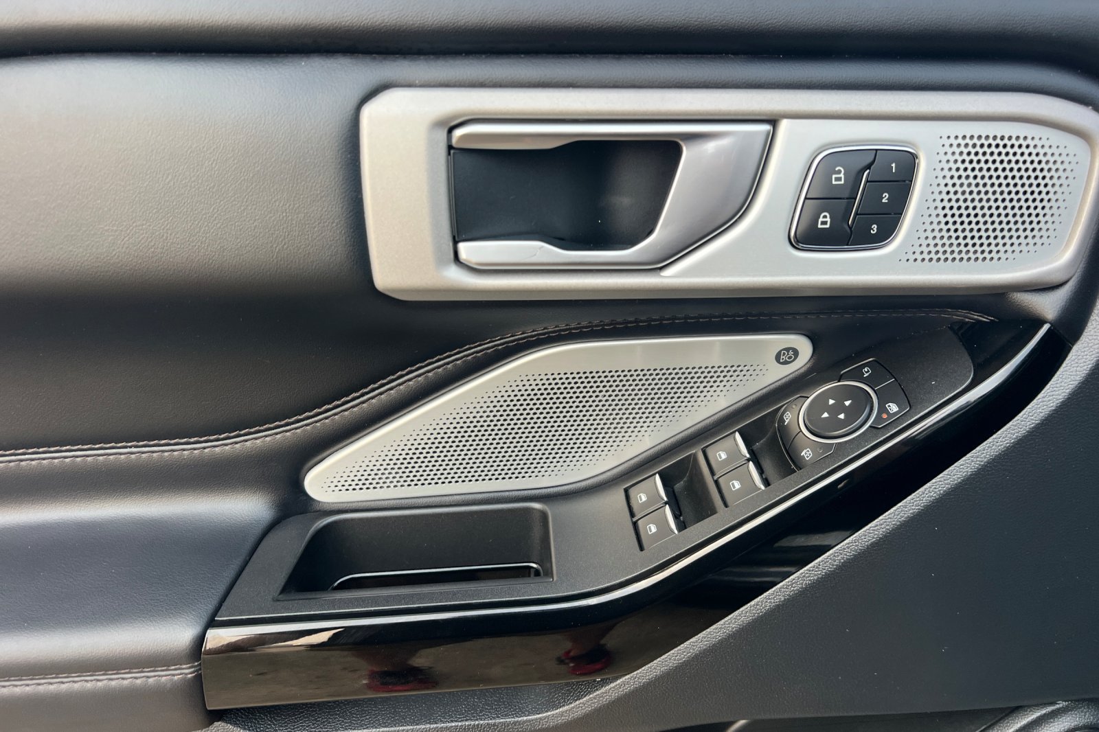 Used 2022 Ford Explorer Platinum w/ Equipment Group 601A AWD/4WD image 12
