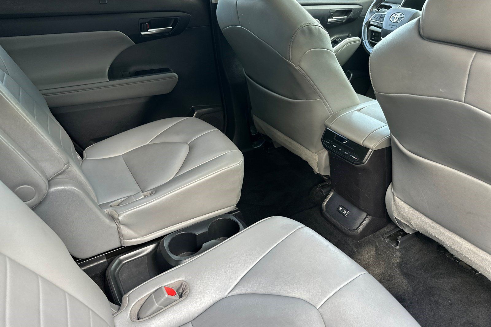 Used 2021 Toyota Highlander XLE AWD/4WD image 34