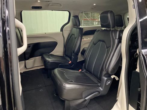 Used 2024 Chrysler Pacifica Touring-L FWD image 16