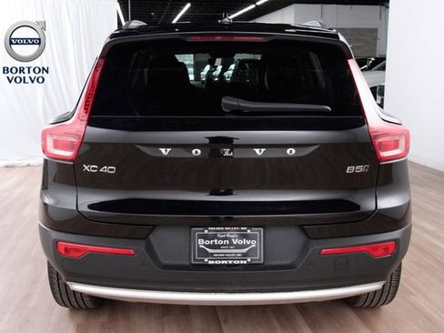 Certified 2025 Volvo XC40 B5 Core image 4