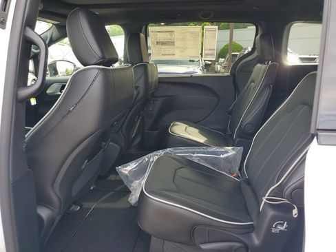 New 2026 Chrysler Pacifica Limited w/ S Appearance Package FWD image 14