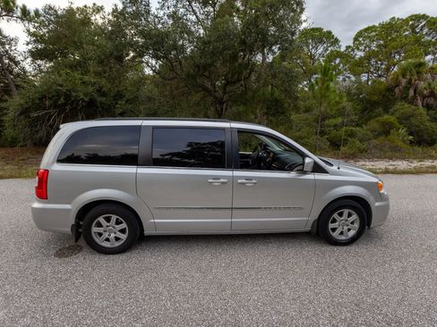 Used 2012 Chrysler Town & Country Touring w/ Entertainment Group #1 FWD image 6