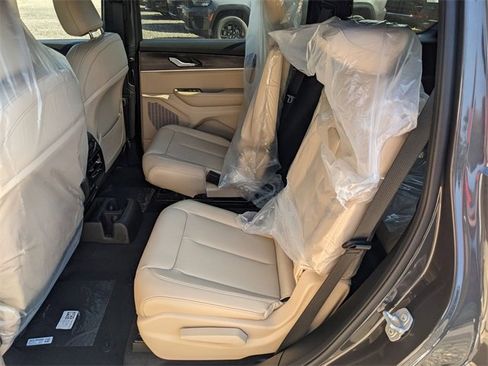 New 2025 Jeep Grand Cherokee L Limited image 10