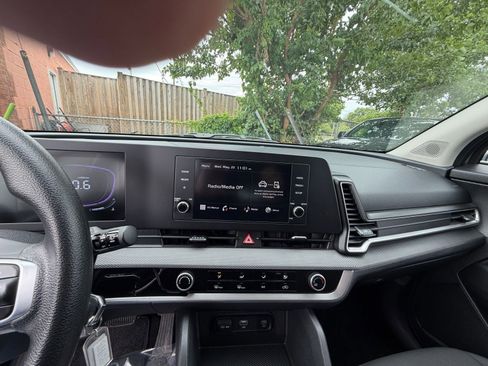 Used 2025 Kia Sportage LX FWD image 17