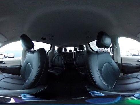 Used 2024 Chrysler Pacifica Touring-L image 42