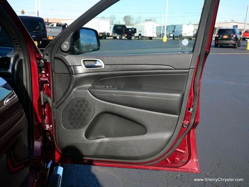 Used 2019 Jeep Grand Cherokee Altitude image 34