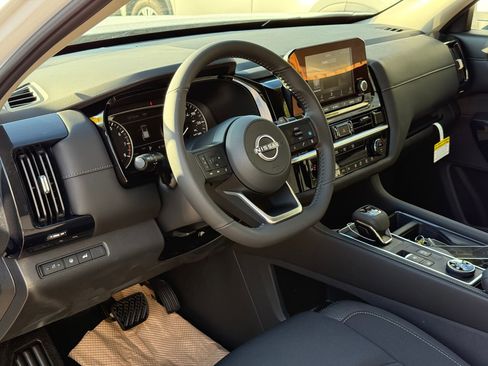 New 2025 Nissan Pathfinder SV image 3