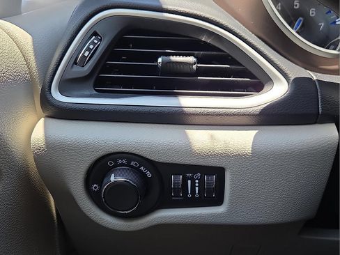 Used 2023 Chrysler Voyager LX FWD image 19
