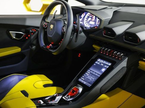 Used 2020 Lamborghini Huracan EVO image 25