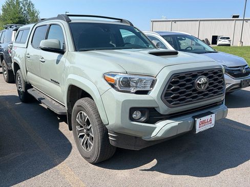 Used 2022 Toyota Tacoma TRD Sport w/ Technology Package AWD/4WD image 3