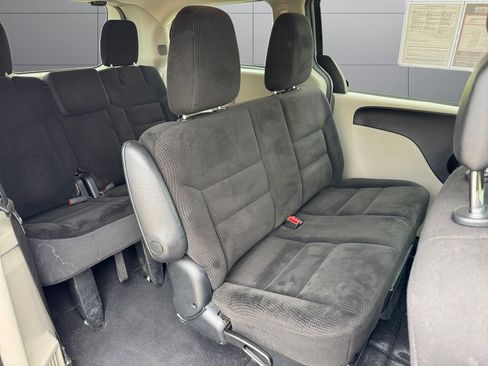 Used 2018 Dodge Grand Caravan SE FWD image 18
