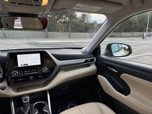 Used 2023 Toyota Highlander XLE image 29