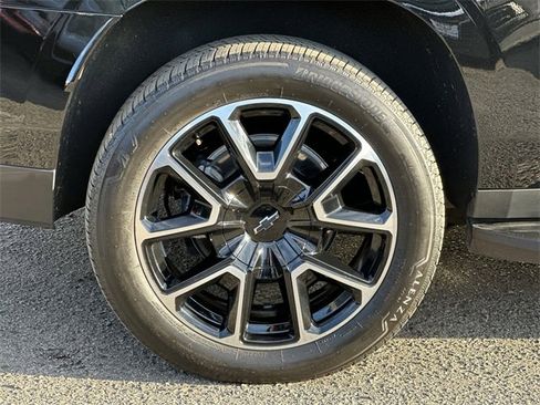 Used 2025 Chevrolet Suburban RST image 32