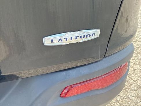 Used 2018 Jeep Cherokee Latitude w/ Cold Weather Group image 38