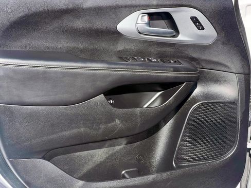 Used 2024 Chrysler Pacifica Limited FWD image 19