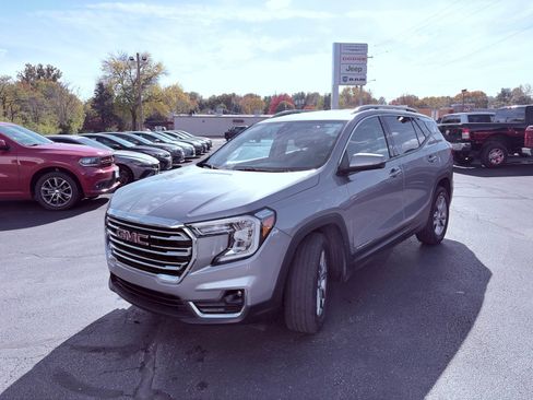 Used 2024 GMC Terrain SLT image 3