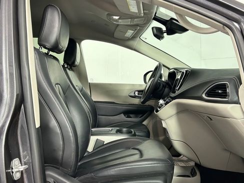 Used 2023 Chrysler Pacifica Touring-L image 10
