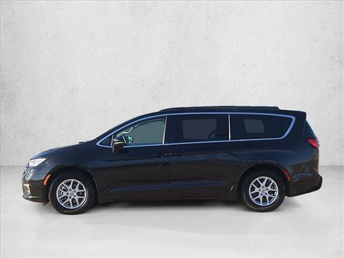 Used 2022 Chrysler Pacifica Touring-L image 9