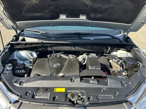 Used 2019 Toyota Highlander XLE AWD/4WD image 28