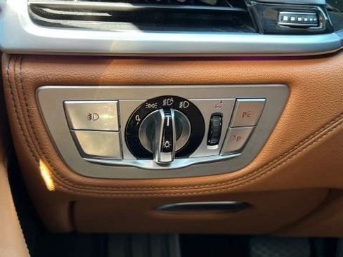 Used 2018 BMW 740i image 40