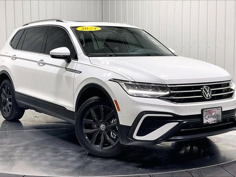 Used 2024 Volkswagen Tiguan SE w/ Panoramic Sunroof Package FWD image 3