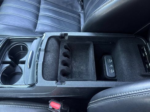 Used 2018 Chrysler 300 S AWD/4WD image 29
