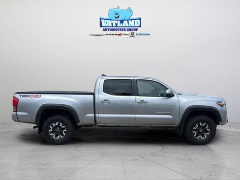 Used 2017 Toyota Tacoma TRD Off-Road w/ Premium & Technology Package AWD/4WD image 6