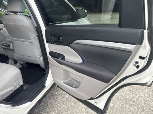 Used 2016 Toyota Highlander LE FWD image 24