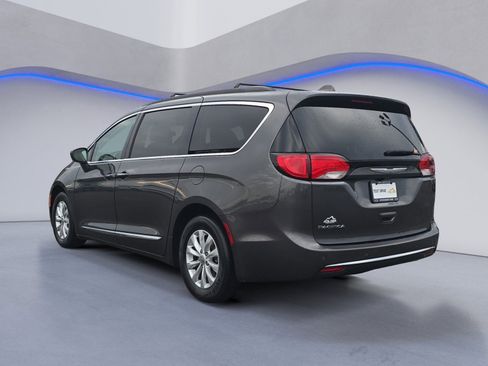 Used 2017 Chrysler Pacifica Touring-L image 3