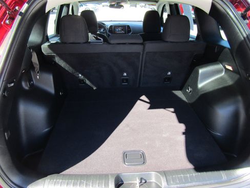 Used 2019 Jeep Cherokee Latitude w/ Cold Weather Group image 15