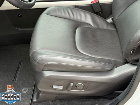 Used 2024 Kia Carnival EX FWD image 2