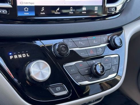 Used 2023 Chrysler Pacifica Touring-L image 20