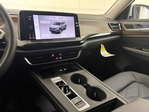 Used 2025 Volkswagen Atlas SE image 24