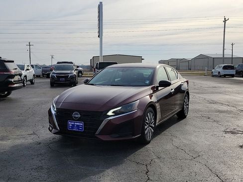 Used 2025 Nissan Altima 2.5 SV FWD image 2